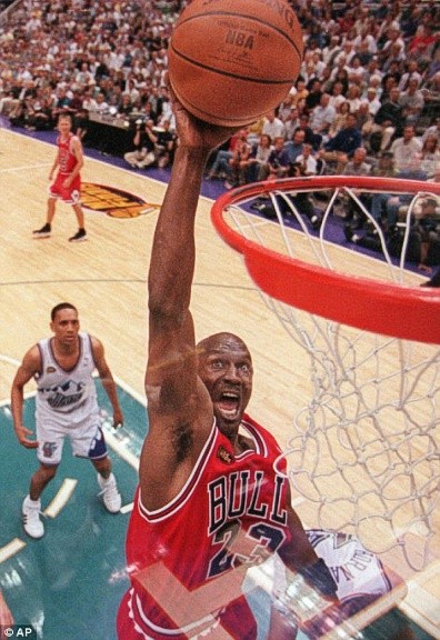 Jordan thậm chí còn làm được nhiều hơn thế, ông có thể nhảy qua đối phương để thực hiện những cú dunk uy lực.